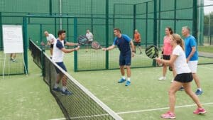 ¿Qué son las clases de pádel para todos los niveles?