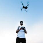 Piloto de drones profesional operando un dron durante un vuelo en España