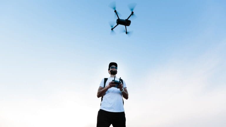 Piloto de drones profesional operando un dron durante un vuelo en España