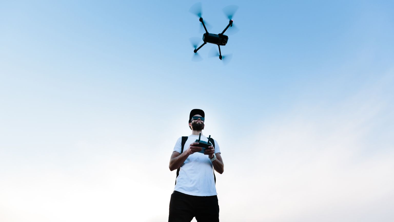 Piloto de drones profesional operando un dron durante un vuelo en España