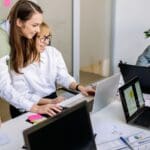 Cooperativa de trabajo asociado personas colaborando en proyecto cooperativo en España