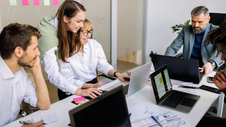 Cooperativa de trabajo asociado personas colaborando en proyecto cooperativo en España