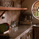 Salón con decoración de casas de campo y muebles de madera natural.