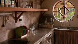 Salón con decoración de casas de campo y muebles de madera natural.