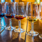 Copas de vino preparadas para una cata de vinos en Oporto.