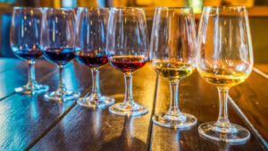 Copas de vino preparadas para una cata de vinos en Oporto.