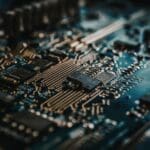 ¿Cómo elegir componentes electrónicos para sistemas industriales fiables?