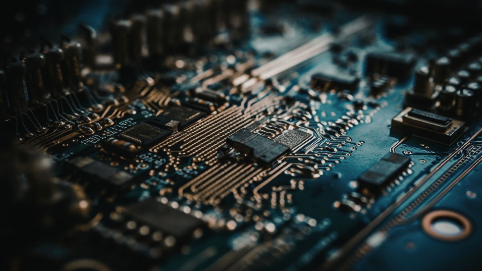 ¿Cómo elegir componentes electrónicos para sistemas industriales fiables?