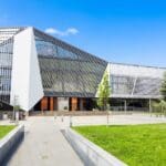 ¿Cómo influye la arquitectura en la experiencia de los espacios culturales?