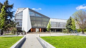 ¿Cómo influye la arquitectura en la experiencia de los espacios culturales?