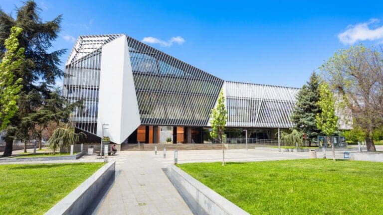 ¿Cómo influye la arquitectura en la experiencia de los espacios culturales?