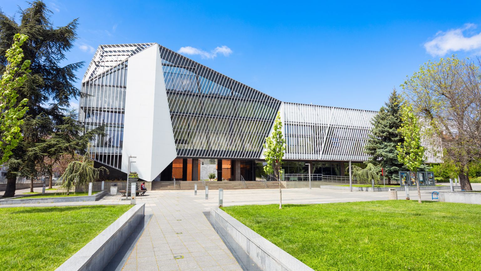 ¿Cómo influye la arquitectura en la experiencia de los espacios culturales?