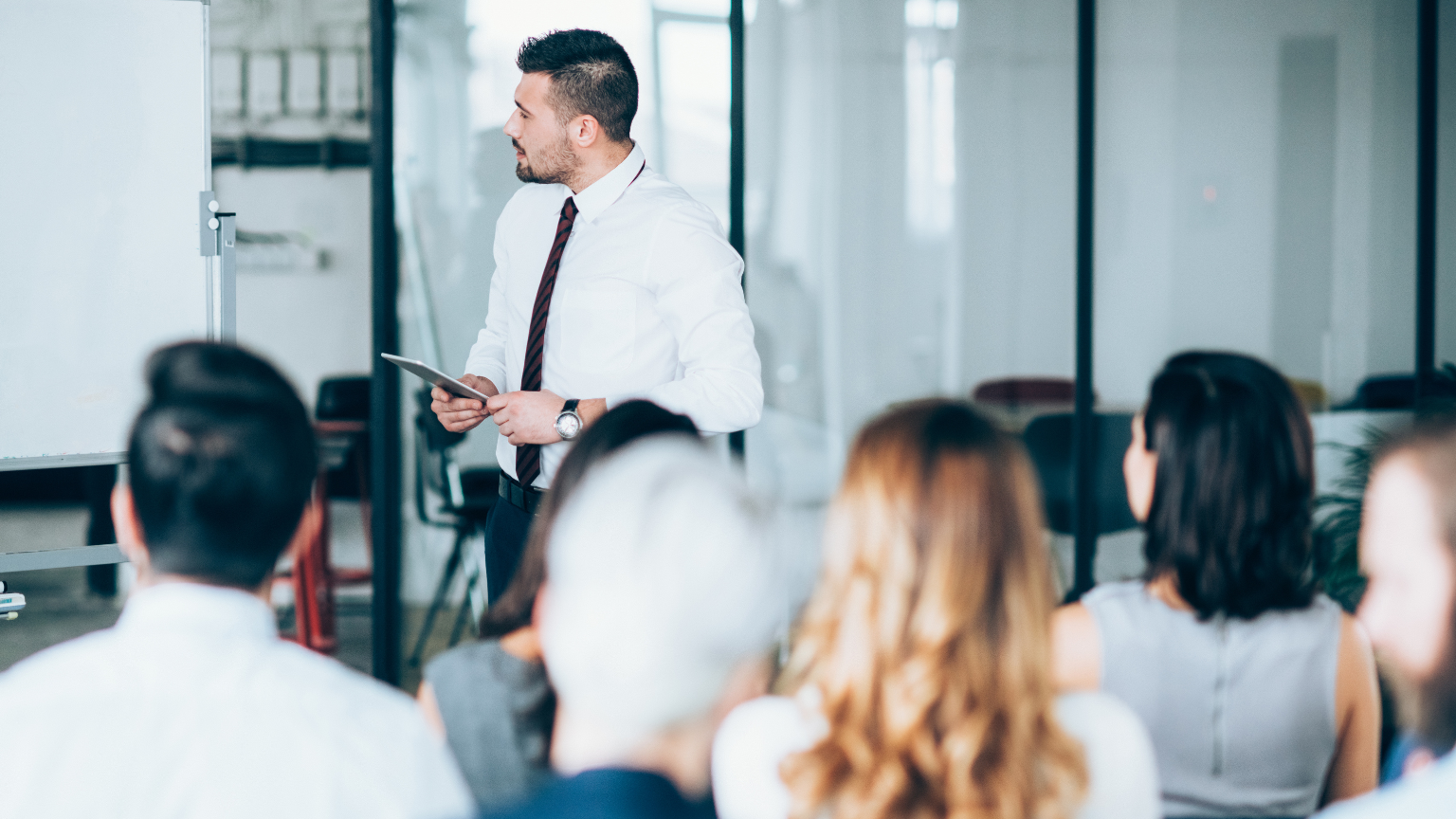 ¿Cómo la formación para empresas en Barcelona mejora el bienestar laboral?