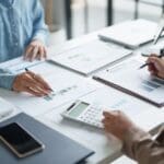 Contabilidad organizada de un negocio con facturas y gestión financiera paso a paso