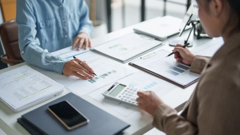 Contabilidad organizada de un negocio con facturas y gestión financiera paso a paso