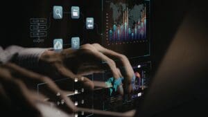 Analizando el tráfico de un sitio web con herramientas de analítica web y paneles de datos de marketing digital