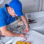 Reparar electrodomésticos en casa con técnico especializado evaluando avería