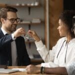 Propietarios analizando si vender casa sin inmobiliaria o con agente inmobiliario