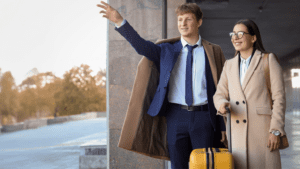 Servicio de transporte al aeropuerto para viajeros con maletas.