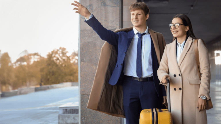 Servicio de transporte al aeropuerto para viajeros con maletas.