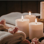 Ritual de bienestar con velas en ambiente tranquilo.