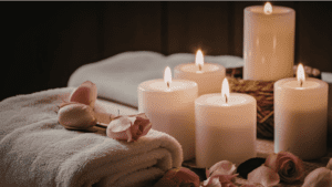 Ritual de bienestar con velas en ambiente tranquilo.