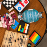 Traducción de juegos de mesa con cartas adaptadas al idioma.