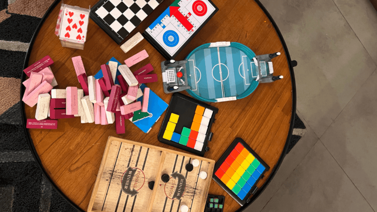 Traducción de juegos de mesa con cartas adaptadas al idioma.