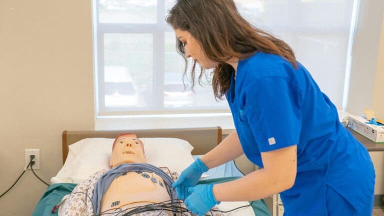 evaluación clínica práctica con simulador médico en examen ECOE