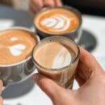 Brunch con café, tostadas y desayuno variado en una cafetería moderna de Barcelona