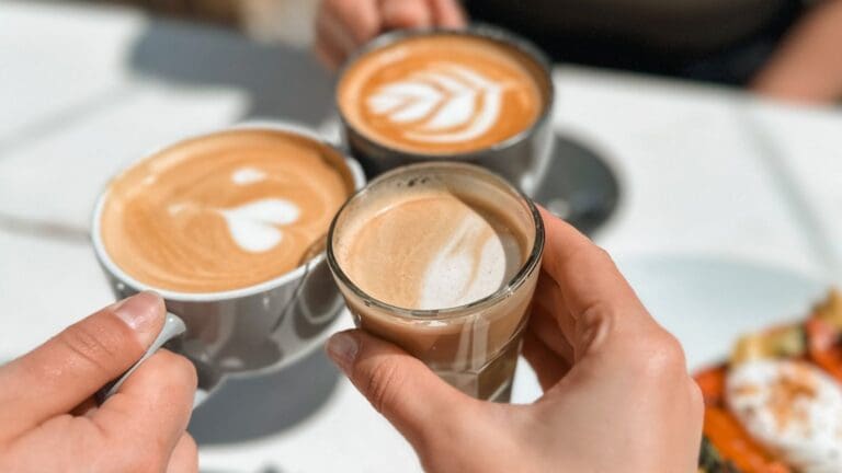 Brunch con café, tostadas y desayuno variado en una cafetería moderna de Barcelona