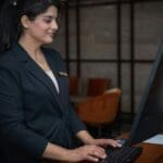 Postura corporal correcta en el trabajo frente al ordenador para evitar dolor postural y mejorar la ergonomía laboral