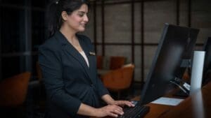 Postura corporal correcta en el trabajo frente al ordenador para evitar dolor postural y mejorar la ergonomía laboral