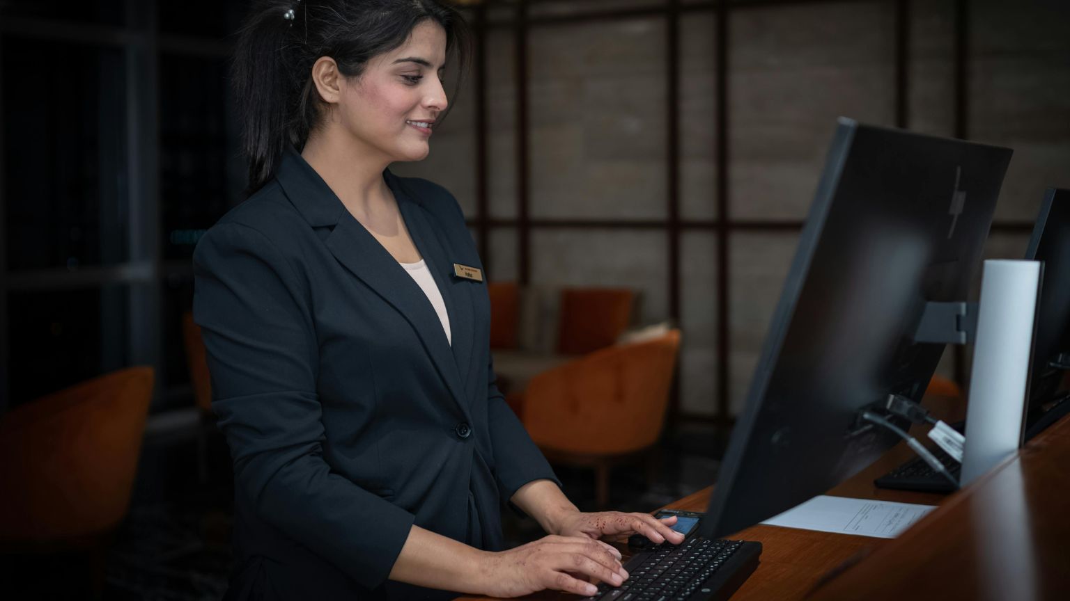 Postura corporal correcta en el trabajo frente al ordenador para evitar dolor postural y mejorar la ergonomía laboral