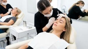 ¿Qué es la microestética y cómo redefine la belleza personal?