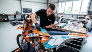 ¿Qué es el diseño de gráficos para moto y por qué es esencial para los pilotos?