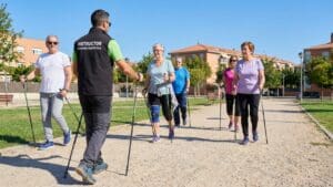 ¿Qué son los programas de marcha nórdica terapéutica y para qué sirven?