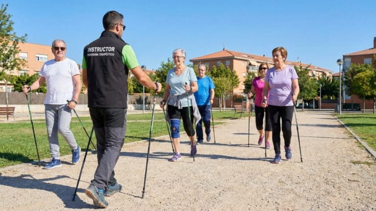 ¿Qué son los programas de marcha nórdica terapéutica y para qué sirven?