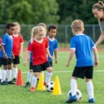 ¿Cómo las escuelas deportivas infantiles benefician a los niños?