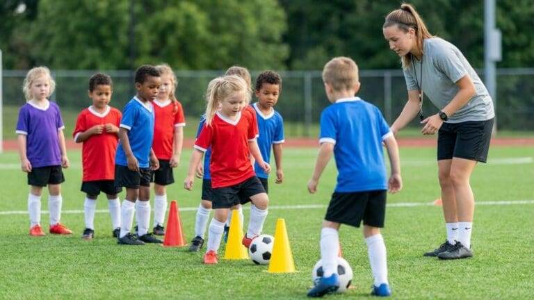 ¿Cómo las escuelas deportivas infantiles benefician a los niños?
