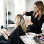 ¿Qué es la peluquería color y cómo funciona la coloración capilar?