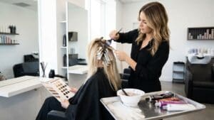 ¿Qué es la peluquería color y cómo funciona la coloración capilar?