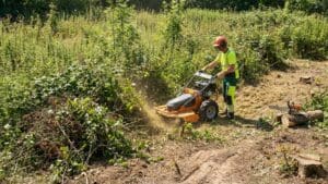 ¿Qué es el desbroce de fincas y por qué es fundamental para su mantenimiento?