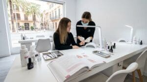 ¿Qué buscar en un curso de uñas en Mallorca para aprender bien?