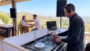 ¿Qué considerar al buscar un DJ para eventos en Murcia?