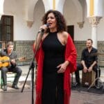 ¿Qué características definen a una cantante española destacada?