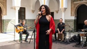 ¿Qué características definen a una cantante española destacada?