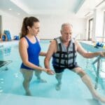 ¿Qué es la terapia acuática y cómo puede mejorar la movilidad?