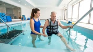 ¿Qué es la terapia acuática y cómo puede mejorar la movilidad?