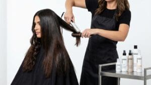 ¿Qué es un alisado duradero experto y cómo transforma el cabello?